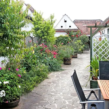Daire Weinhof & Gaestezimmer Gregor Raab *